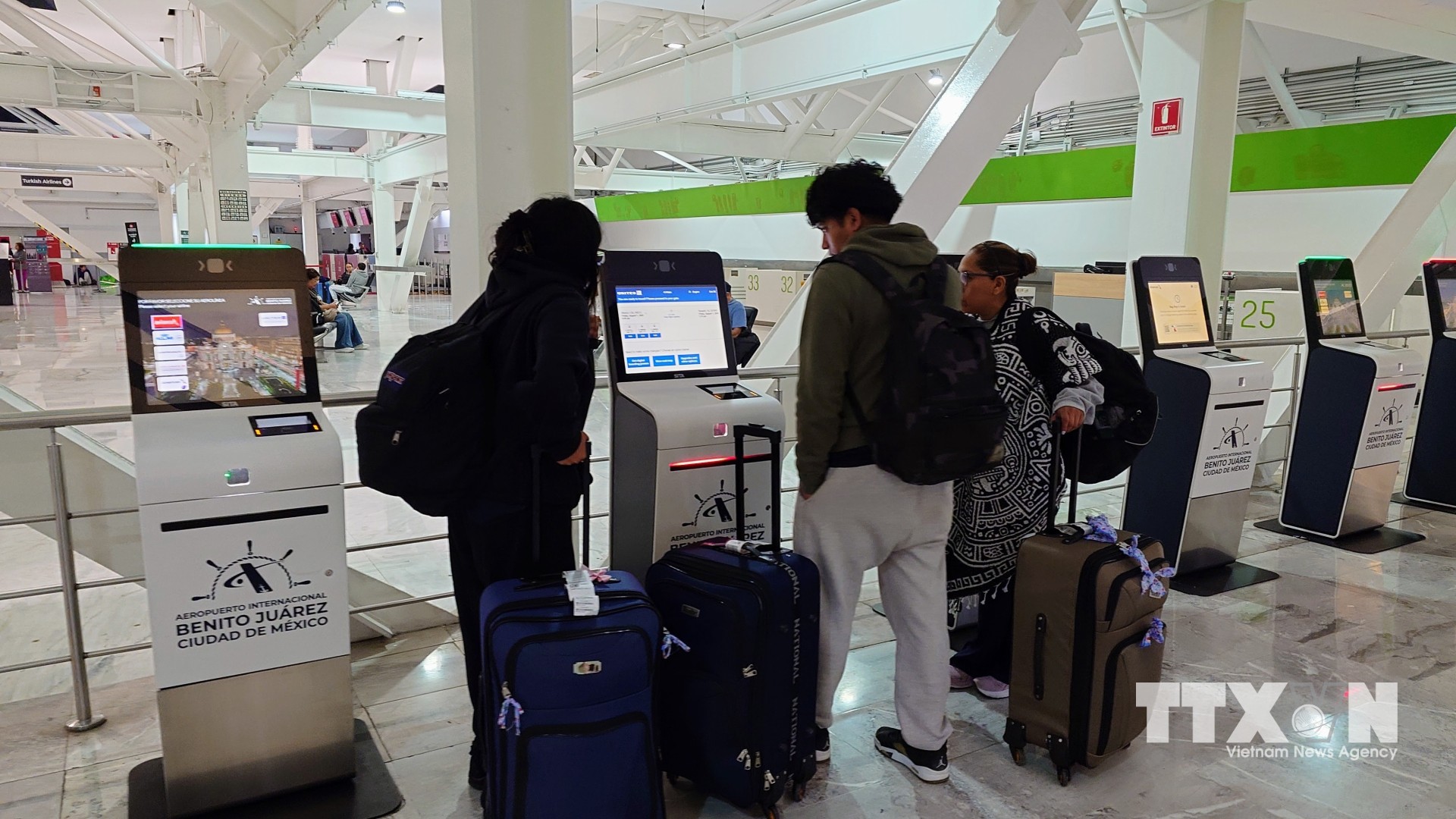 Các cây thực hiện thủ tục check-in tự động áp dụng trí tuệ nhân tạo (AI) tại Sân bay Quốc tế AIFA, bang Estado de Mexico, Mexico. (Ảnh: Phi Hùng/TTXVN)